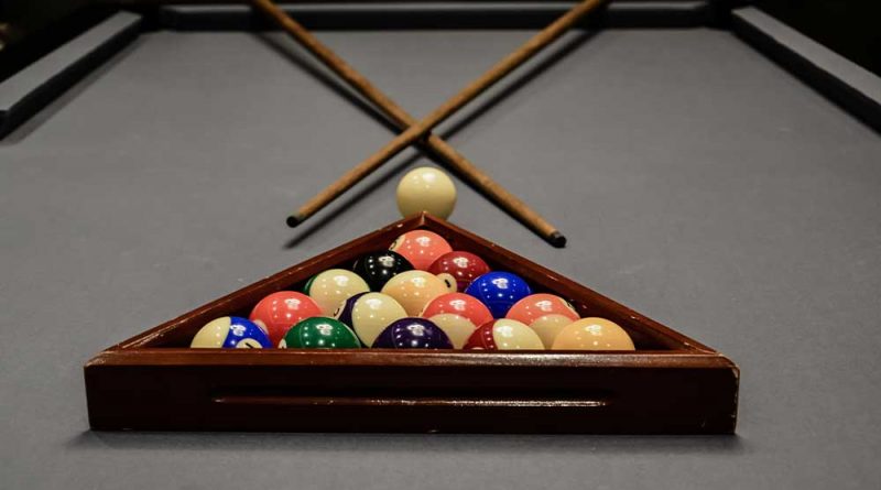 Know the Difference Between Snooker and Billiards