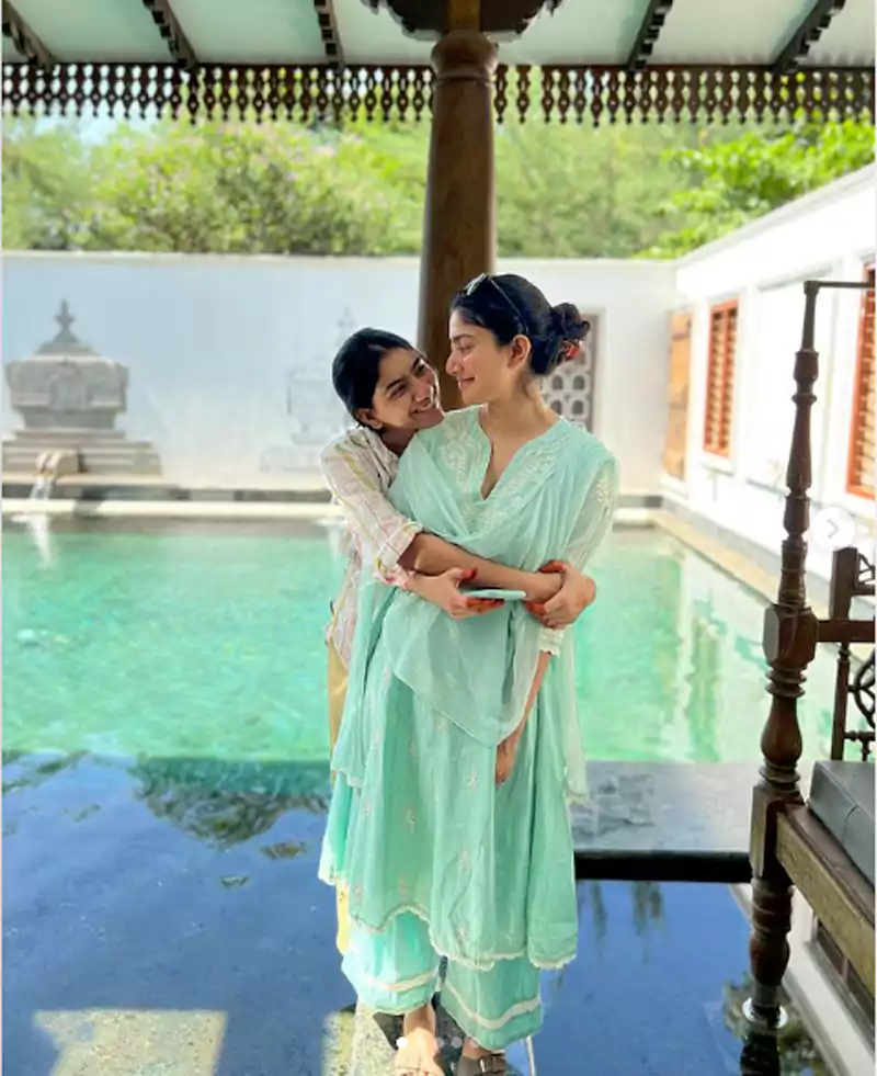 saipallavi with his siister