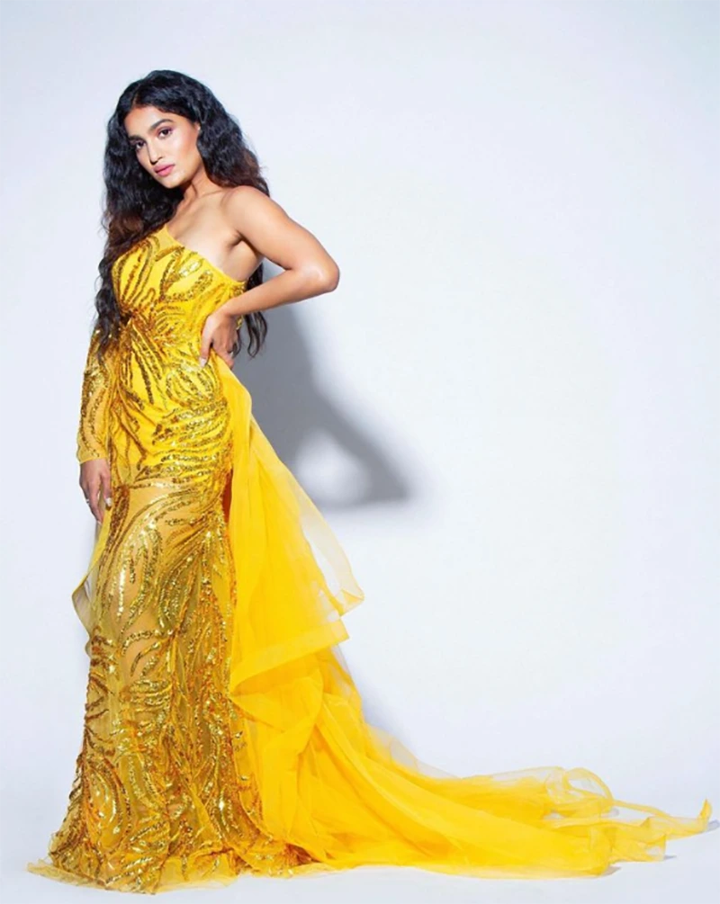 Hot Photos in Yellow Gown