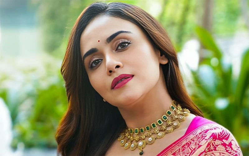 Amruta Khanvilkarr