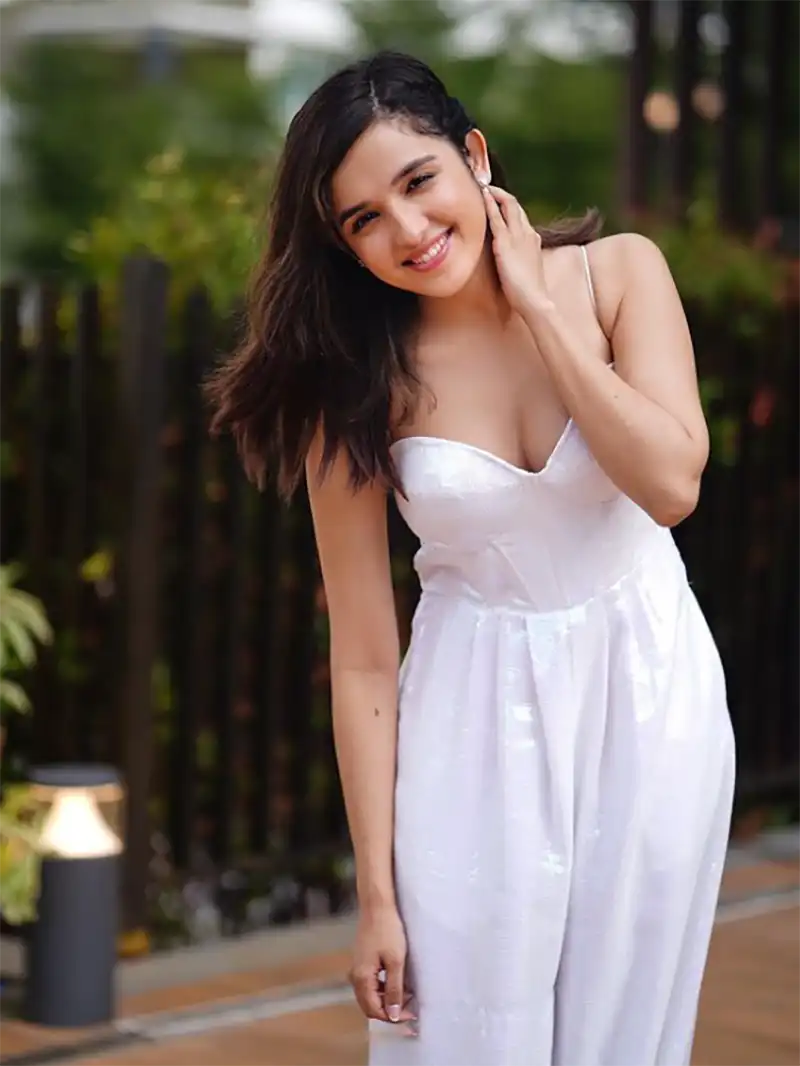 Bold and Hot Shirley Setia in Jumpsuit