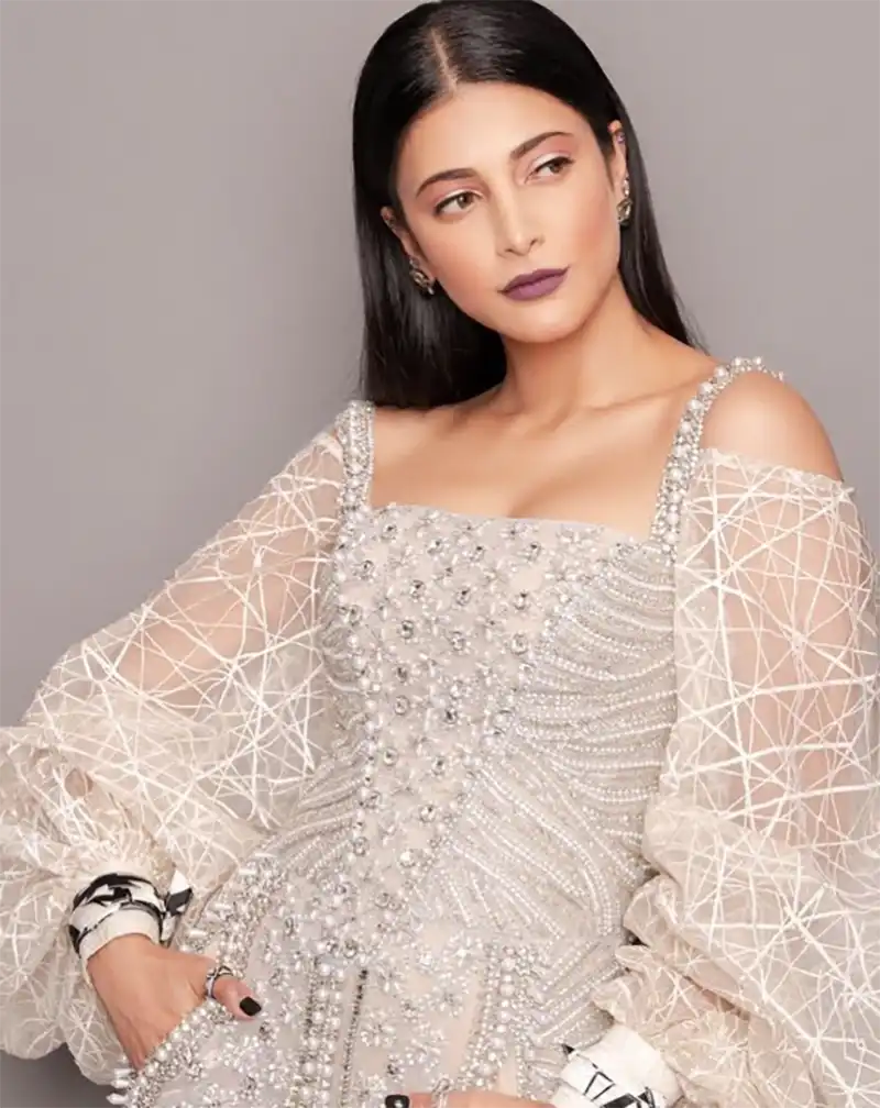 Bold and Hot Shruti Haasan in White Dress