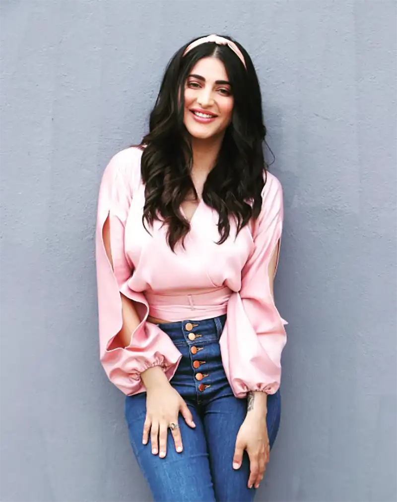 Shruti Haasan Hot Photos in Jeans and a Crop Top 